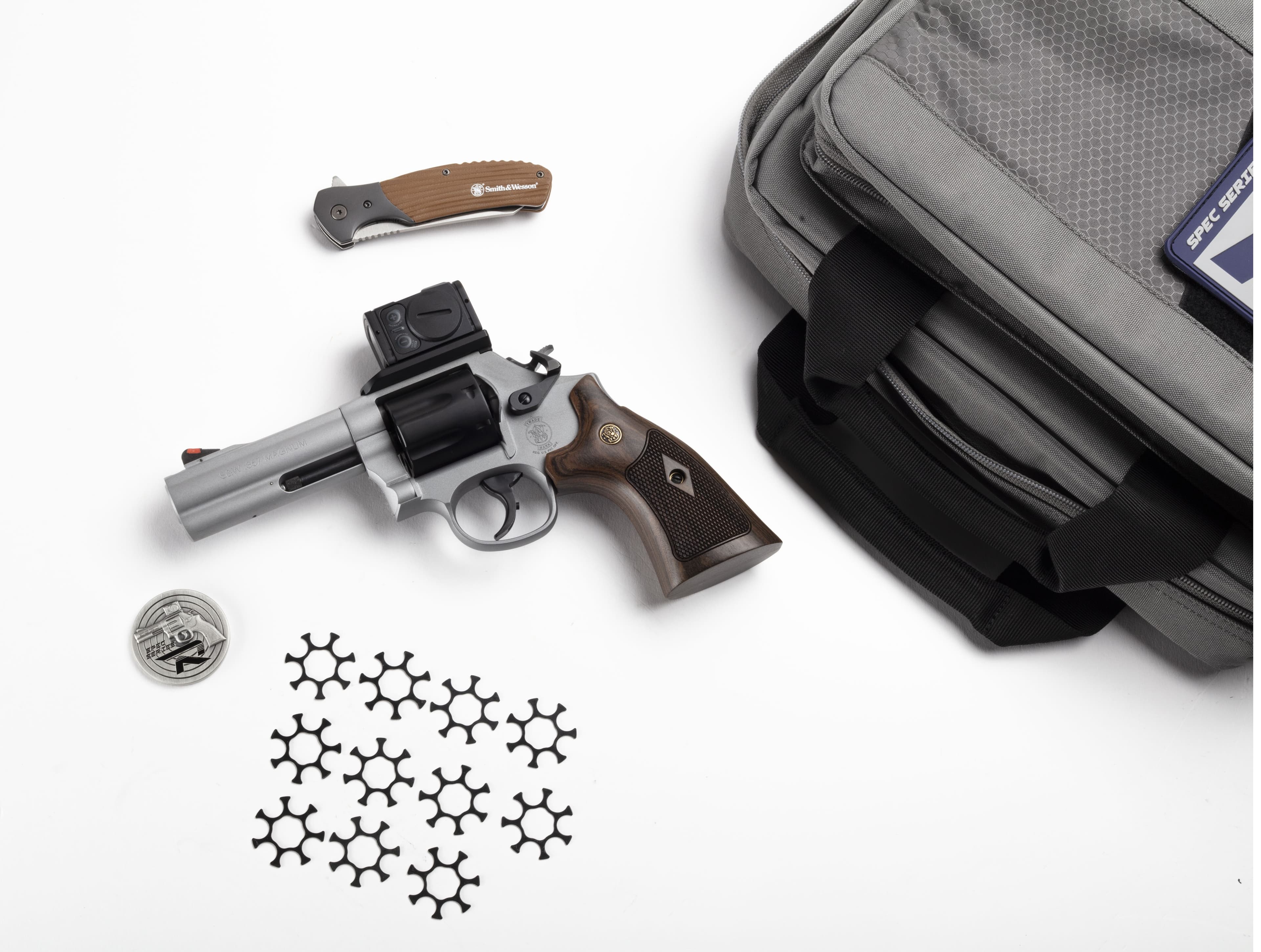 Smith and Wesson 686 PLUS 357MAG 4" SPEC R BNDL